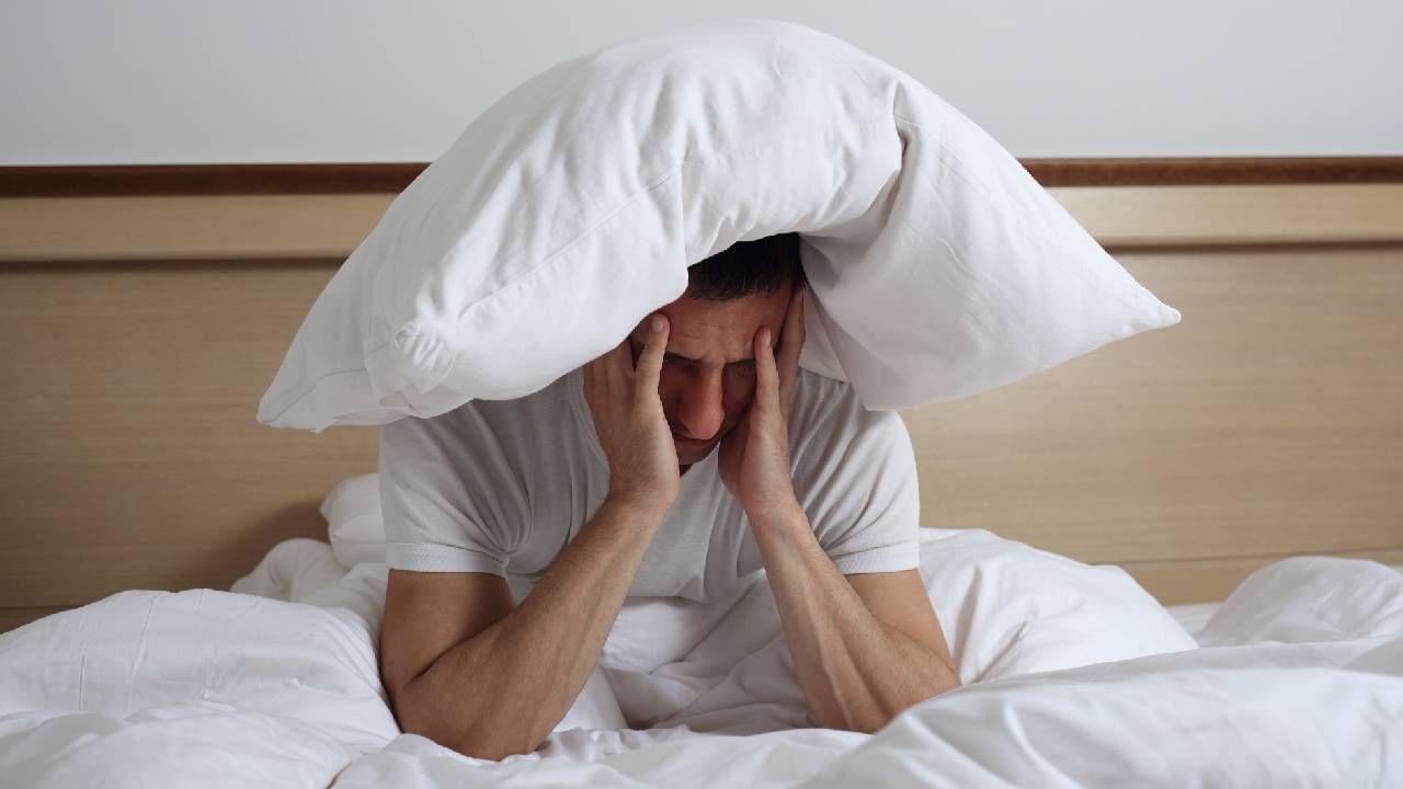 Insomnia : तुम्हीही 'इतक्या' तासांपेक्षी कमी झोप घेत असाल तर तुमच्यासाठी अत्यंत महत्त्वाची बातमी!