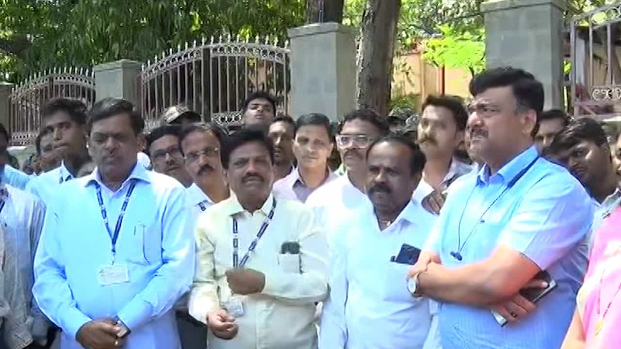 Pune Protest : पुणे महानगरपालिकेतील अधिकारी, कर्मचारी आक्रमक; का उतरले रस्त्यावर? Pune Protest : पुणे महानगरपालिकेतील अधिकारी, कर्मचारी आक्रमक; का उतरले रस्त्यावर?