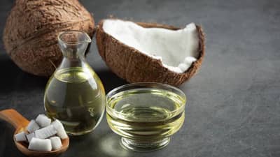 चिकटपणामुळे उन्हाळ्यात केसांसाठी खोबरेल तेल वापरणे टाळता ? हे उपाय करून पहा, मिळतील मजबूत केस