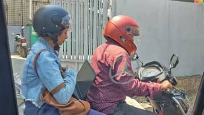 ट्रॅफिक जॅममध्ये अडकलेल्या महिलेने बाईकवरून सुरू केले ऑफिसचे काम, लोक म्हणाले स्वतःसाठीही वेळ काढा
