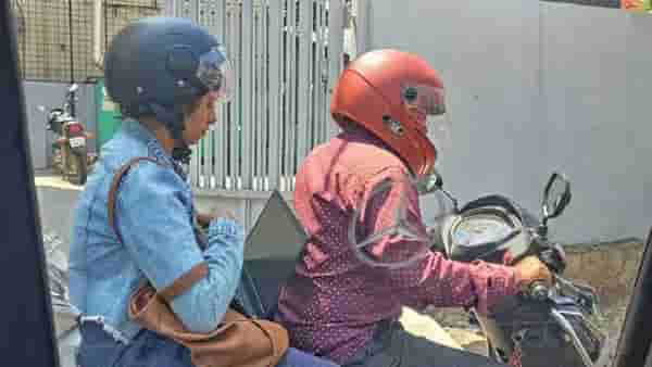 ट्रॅफिक जॅममध्ये अडकलेल्या महिलेने बाईकवरून सुरू केले ऑफिसचे काम, लोक म्हणाले स्वतःसाठीही वेळ काढा