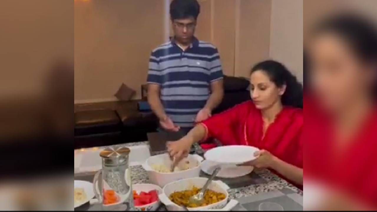 VIRAL VIDEO | मोबाईलशिवाय कुटुंब एकत्र बसून जेवण करतात, महिलेचं निन्जा टेकनिक , लोक म्हणाले 'हे सर्वोत्तम...' VIRAL VIDEO | मोबाईलशिवाय कुटुंब एकत्र बसून जेवण करतात, महिलेचं निन्जा टेकनिक , लोक म्हणाले 'हे सर्वोत्तम...'