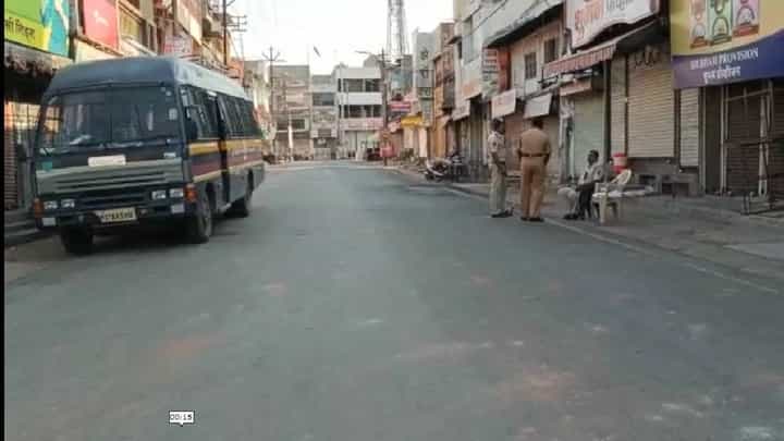 जुने शहर व डाबकी रोड परिसरात अजुनही जमाबंदीचं? दंगल भाग वगळता बाकी शहरात संचारबंदी कायम की...? जुने शहर व डाबकी रोड परिसरात अजुनही जमाबंदीचं? दंगल भाग वगळता बाकी शहरात संचारबंदी कायम की...?