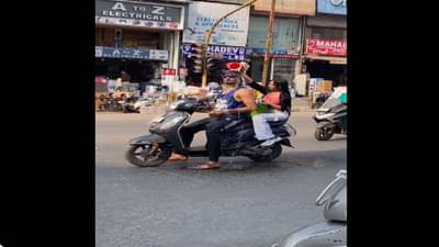 चालत्या गाडीवर अंघोळ करणे महागात पडले, पोलिसांकडून रील्स बनवणाऱ्यांवर गुन्हा दाखल