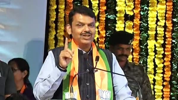 पुढचं एक वर्ष काहीच मागू नका, मंत्रिपदही मागू नका, देवेंद्र फडणवीस नेमकं काय म्हणाले?