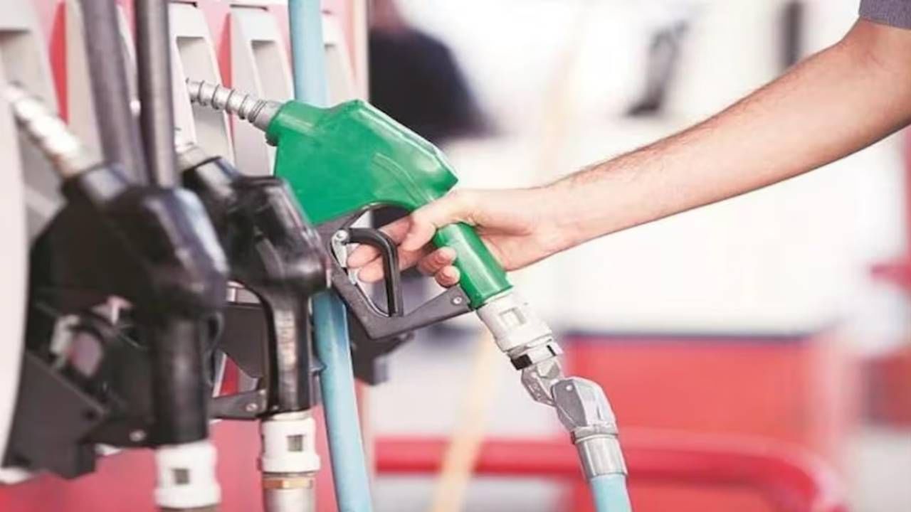 Petrol-Diesel Price : काडेपेटीपेक्षा स्वस्त पेट्रोल, 60 रुपयांतच टाकी फुल्ल! भारतात नाही इथं मिळतंय हे सुख