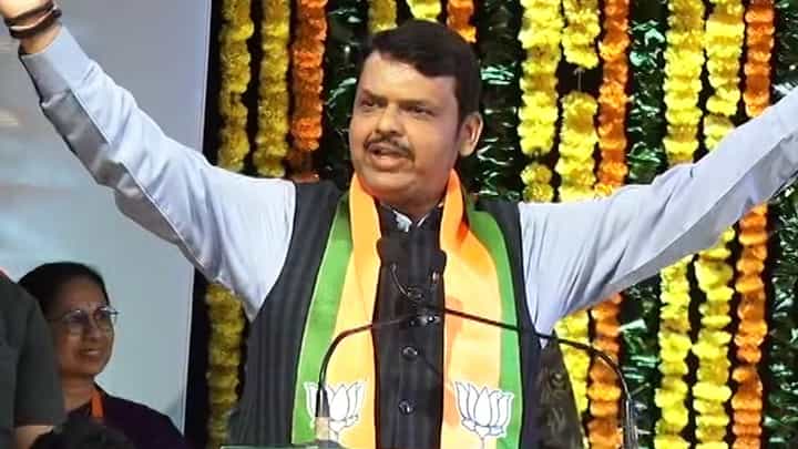 पंतप्रधान मोदींच्या कामाचा हवाला देत, फडणवीस यांच्याकडून यूपीए सरकारवर हल्लाबोल; म्हणाले, यूपीए सरकारची ओळख... पंतप्रधान मोदींच्या कामाचा हवाला देत, फडणवीस यांच्याकडून यूपीए सरकारवर हल्लाबोल; म्हणाले, यूपीए सरकारची ओळख...