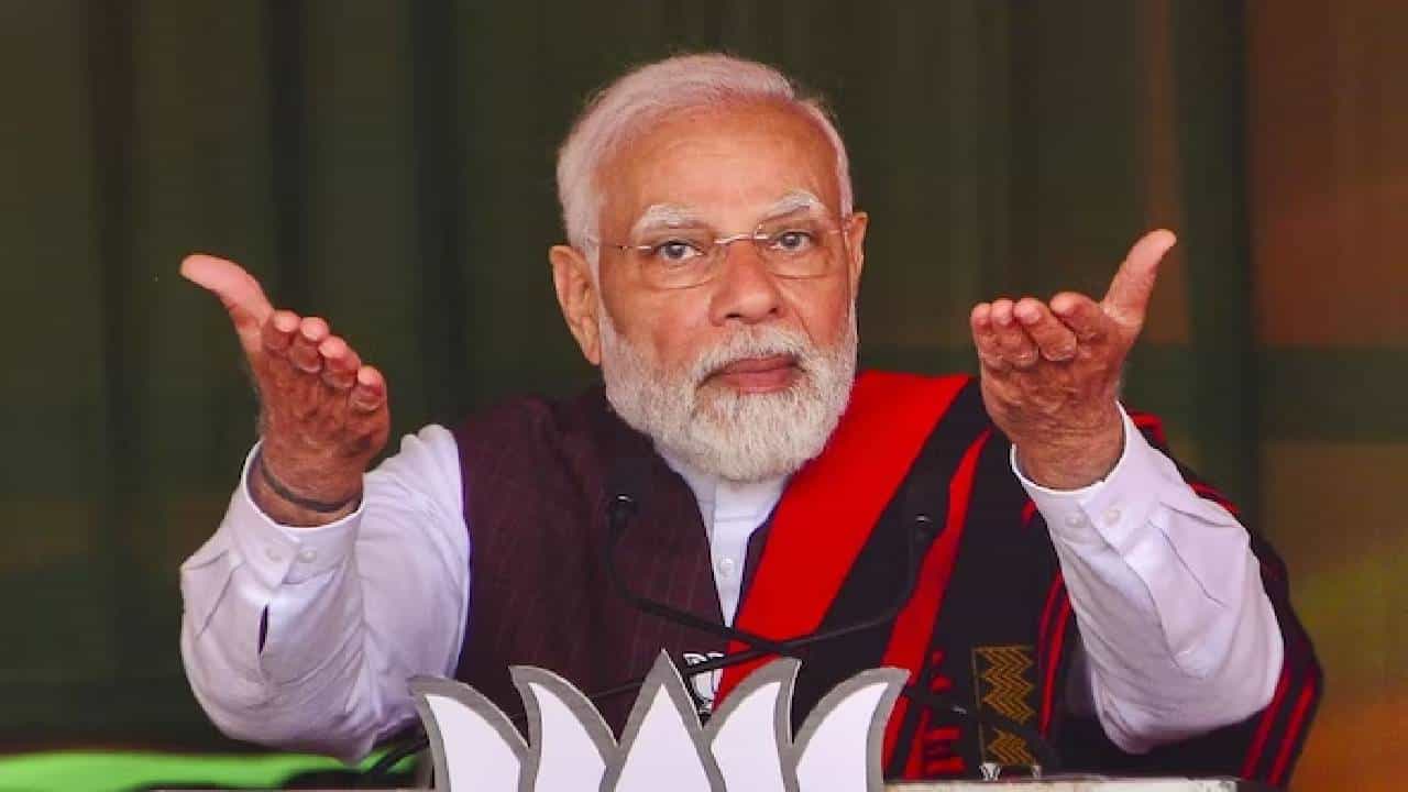 मोदी सरकारविरोधात अनोखं आंदोलन; बिरबल की खिचडी नेमक्या कोणत्या पक्षानं केलं लाक्षणिक उपोषण