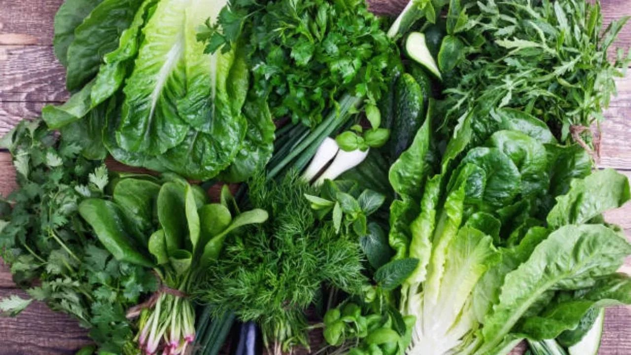 भाज्या आणि फळे जास्त पाण्यात भिजवू नका. पण जर तुम्ही बाजारातून भाजी खरेदी केली असेल तर ती पाण्यात थोडा वेळ भिजत घाला. हे भाज्यांमधून धूळ, घाण आणि रसायने काढून टाकते.