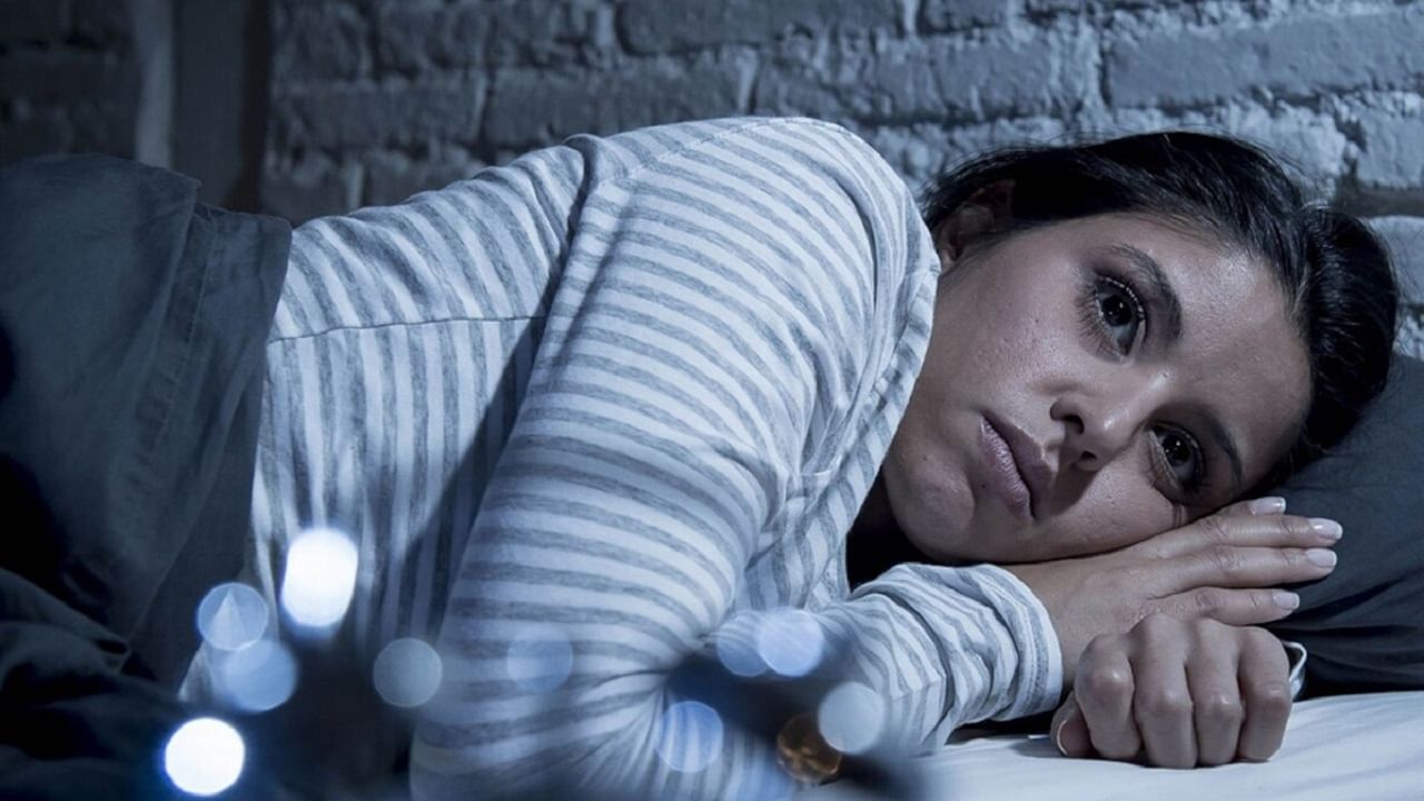 एसीच्या हवेमुळे झोप न येण्याची समस्या तसेच अधिक झोपेची समस्याही उद्धभवते.