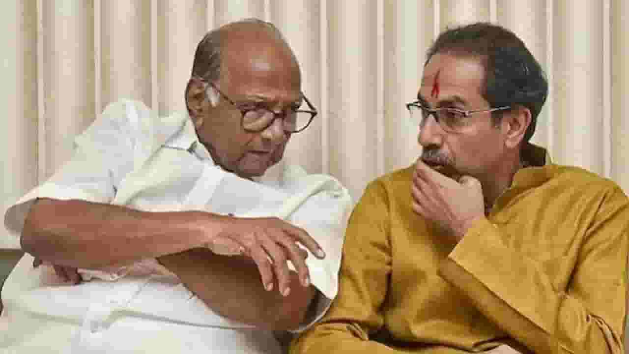 Special Report : पुस्तक पवार यांचं,निशाणा ठाकरे यांच्यावर, भर बैठकीत फडणवीस यांनी उडवली खिल्ली