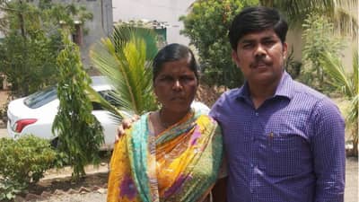 IAS Officer: वडिलांच्या अंत्ययात्रेला जाण्यासाठी पैसे नव्हते इतकी गरिबी, आईसोबत बांगड्या देखील विकल्या! असा बनला अधिकारी