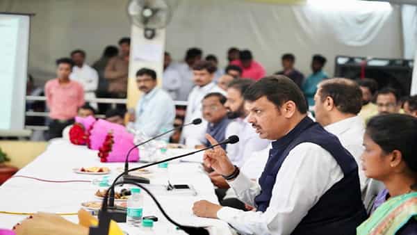 मी या जिल्ह्याचा पालकमंत्री आहे, त्यामुळं सहाही मतदार संघातील तालुक्यात जाऊन आढावा बैठक घेत आहे. कारण शासकीय योजना या सर्वांपर्यंत पोहचल्या पाहिजे. सर्व तालुके सर्व नगरपालिकामध्ये मी जाणार आहे. या ठिकाणच्या समस्या सोडविता येतील आणि सरकारच्या योजना लोकांपर्यंत पोहचविता येतील अशी फेसबुकला देवेंद्र फडणवीस यांनी पोस्ट केली आहे.