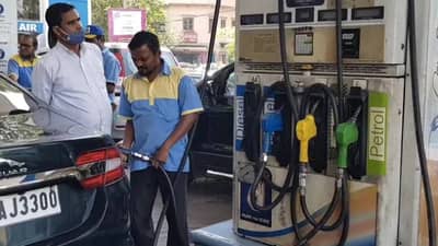 Petrol Diesel Price Today : आज पेट्रोल-डिझेलचा काय आहे भाव, एक लिटरसाठी द्यावे लागतील इतके रुपये