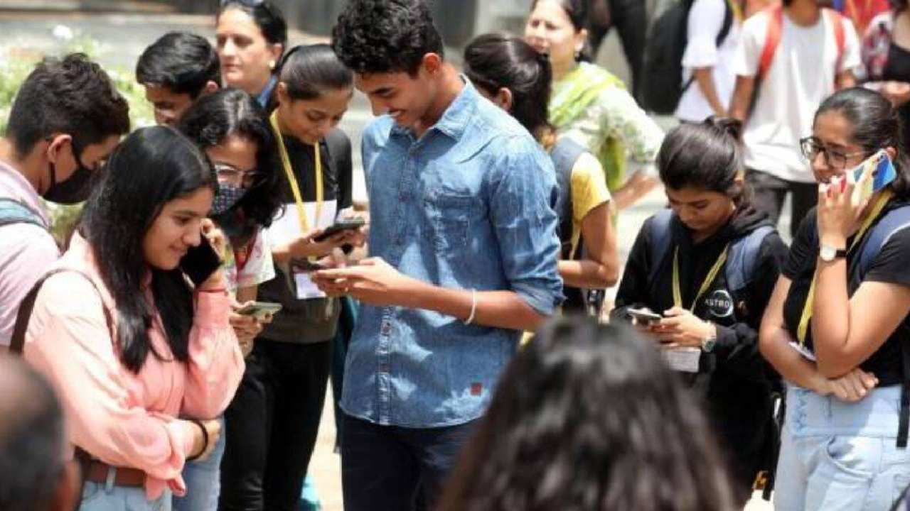 बेरोजगार तरूणांना दोन वर्षे सरकारी भत्ता दिला जाणार आहे. पदवीधारकाला 3 हजार आणि डिप्लोमा झालेला असेल तर दीड हजार प्रतिमहिना याप्रमाणे पैसे मिळणार आहेत. 