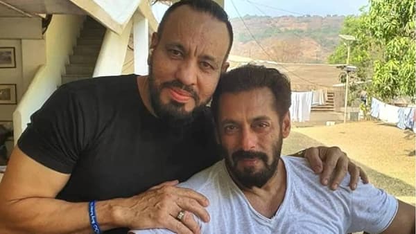 सलमान खान याचा काही दिवसांपूर्वीच किसी का भाई किसी की जान हा चित्रपट रिलीज झालाय. या चित्रपटाची प्रेक्षकांमध्ये मोठी क्रेझ ही बघायला मिळाली. विशेष म्हणजे या चित्रपटाचे जोरदार प्रमोशन करताना सलमान खान हा दिसला.