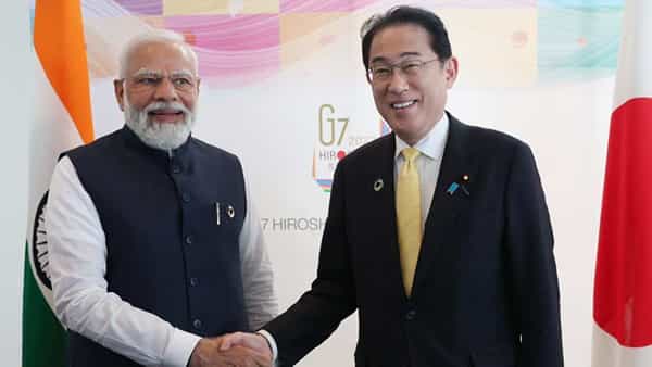 G7 शिखर परिषदेनिमित्त पंतप्रधान नरेंद्र मोदी सध्या जपानमध्ये आहेत. ते सध्या हिरोशिमामध्ये आहेत. तिथे त्यांनी फुमिया किशिदा यांची भेट घेतली. G7 शिखर परिषद आणि इतर विषयांवर यावेळी चर्चा झाली.