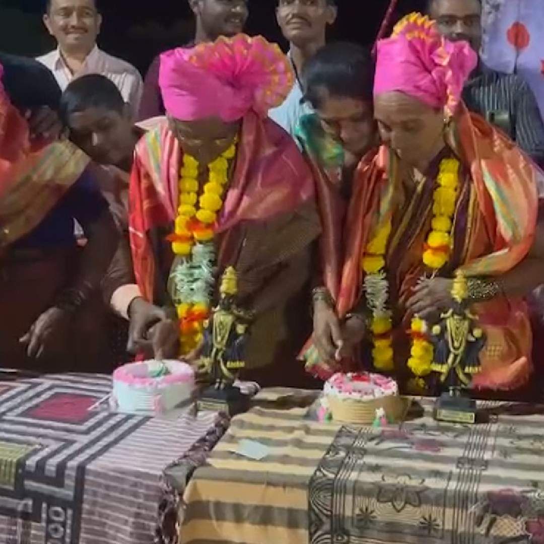 सोलापूरच्या माढ्यातील लोंढेवाडी गावच्या ग्रामपंचायतने गावातील ८० ज्येष्ठ मंडळीचा वाढदिवस समारंभ सोहळा साजरा केला. यावेळी ७५ वर्षीय गावातील पुरुष आणि महिलांनी केक कापला. 