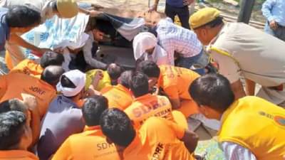 9 वर्षांचा अक्षीत २०० फूट खोल बोअरवेलमध्ये फसला, सात तास चालले रेस्क्यू ऑपरेशन