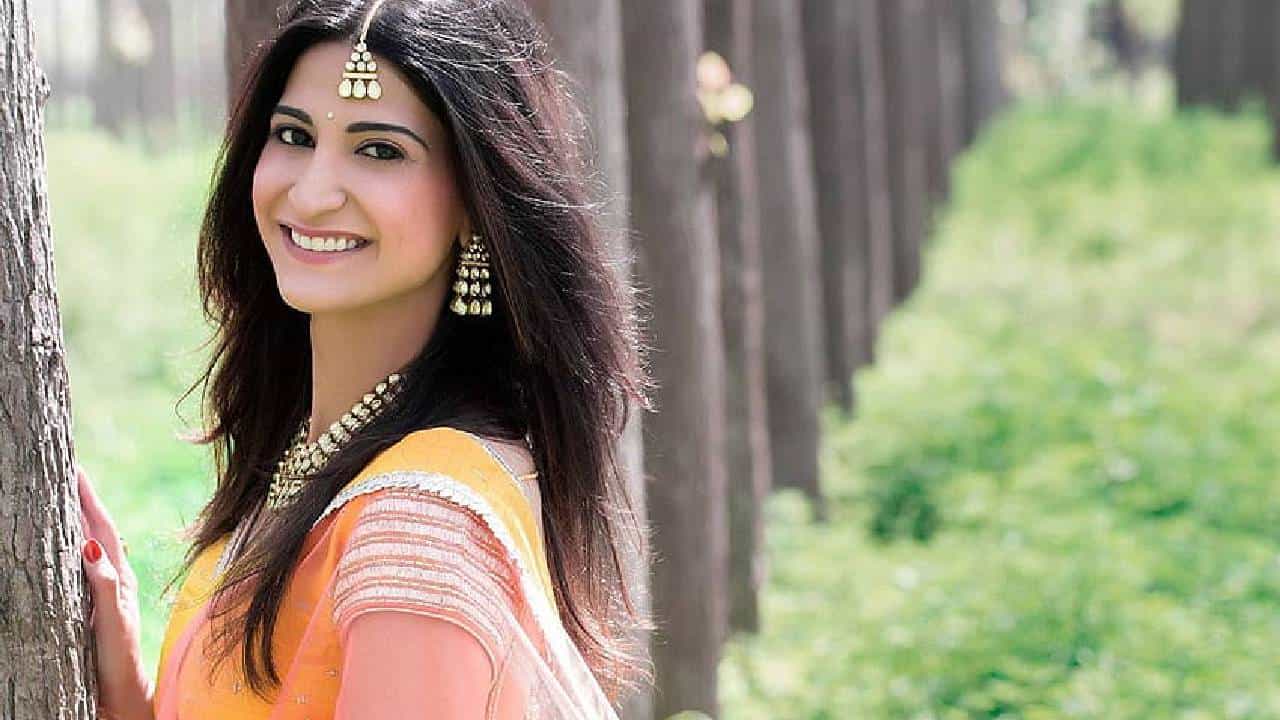 अभिनेत्री अहाना कुमरा हिने अगदी कमी वेळामध्ये बाॅलिवूडमध्ये खास ओळख मिळवलीये. अहाना कुमरा हिने हिट चित्रपटांमध्ये काम केले आहे. अहाना कुमरा हिचा एक व्हिडीओ आणि काही फोटो व्हायरल होताना दिसत आहेत.