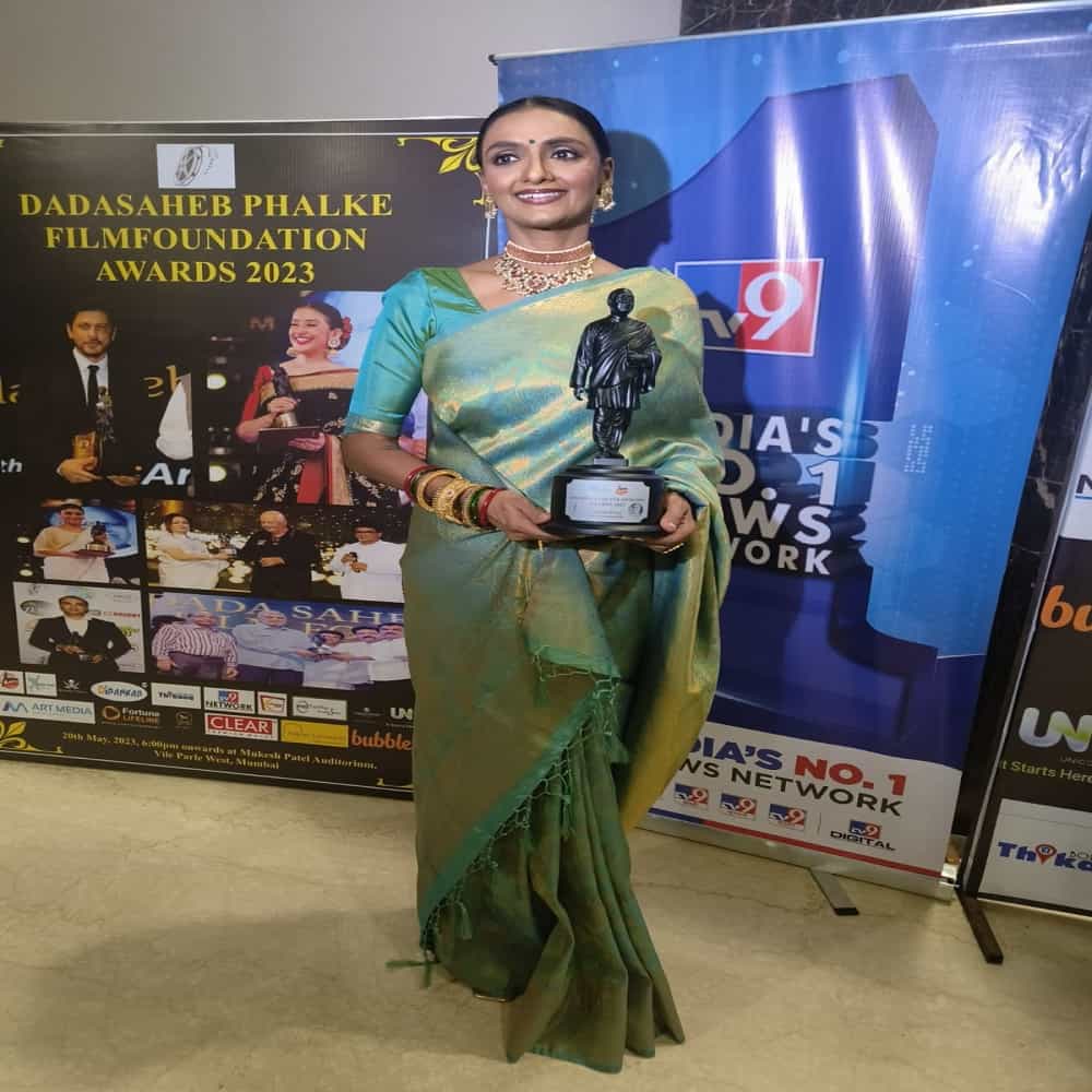 दादासाहेब फाळके फिल्म फाऊंडेशन पुरस्कार सोहळ्यात फक्त बॉलिवूडकरांचा सन्मात करण्यात आला नसून, इतर भाषेतील सिनेमांना देखील पुरस्कार देवून सन्मानित करण्यात आलं आहे.