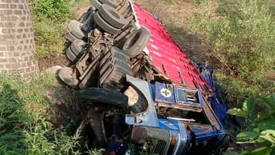 तुरीने भरलेला ट्रक झाला पलटी, अरुंद पुलाचा अंदाज न आल्यामुळे...