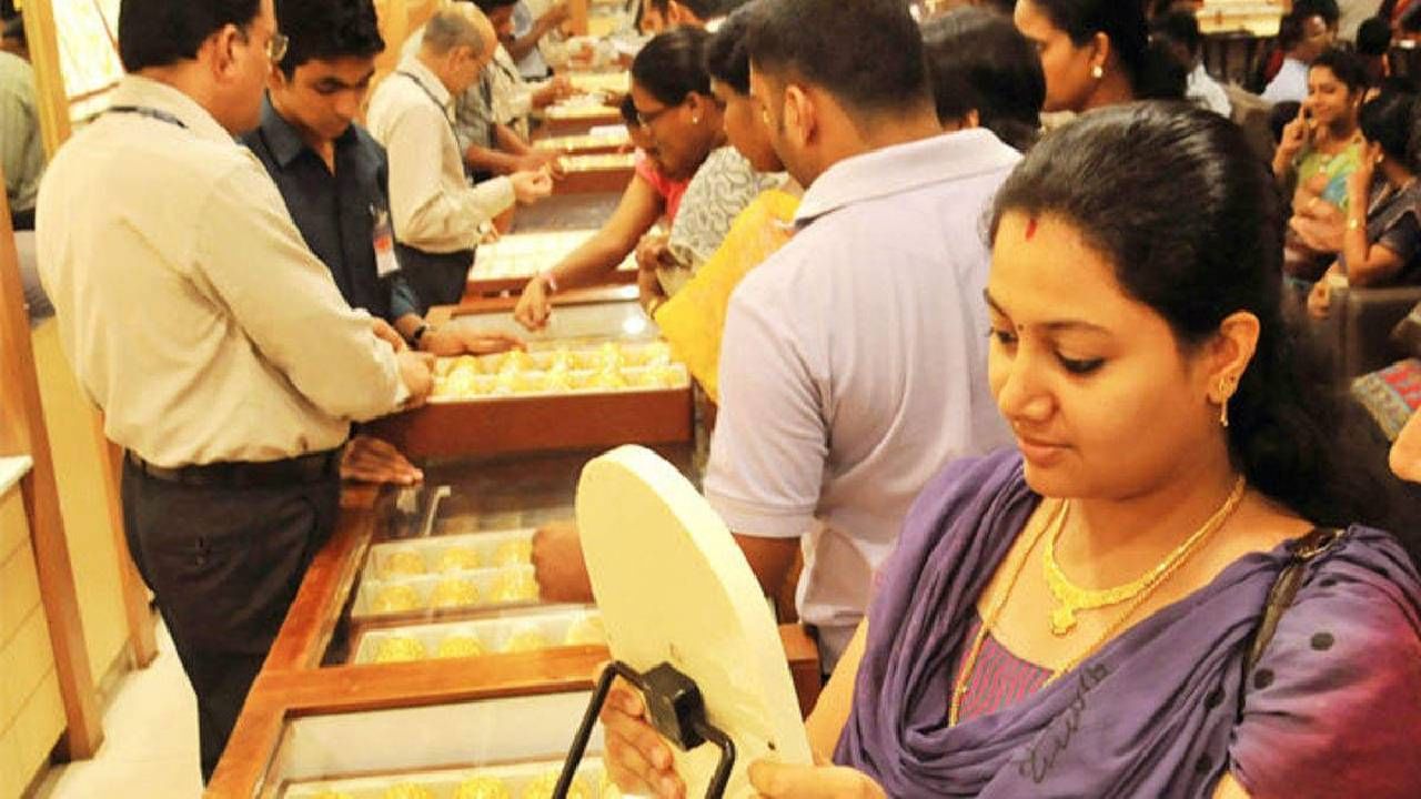 Gold Silver Price Today : सोन्याच्या भावात जोरदार घसरण! सराफा बाजारात खरेदीदारांची झुंबड