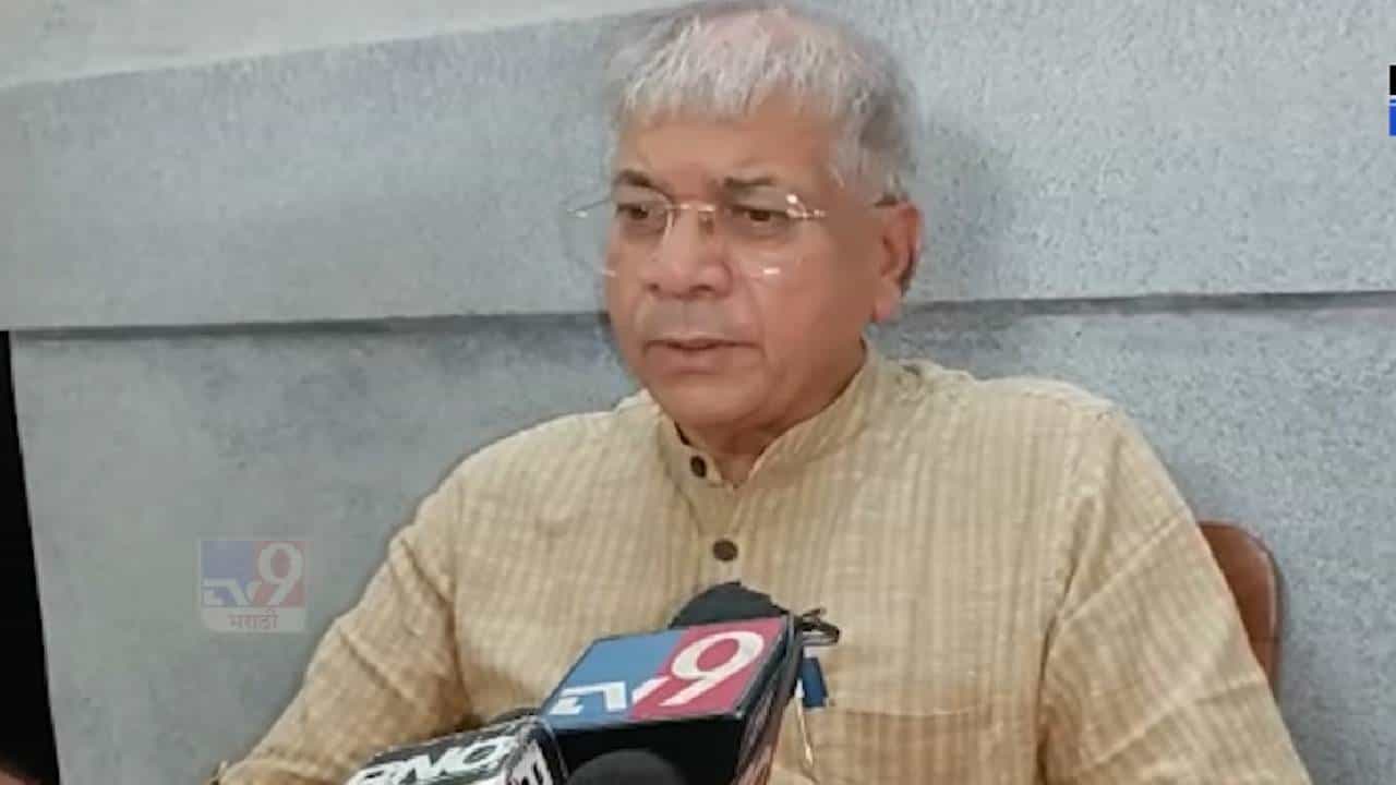 एक वेळेस एकनाथ शिंदे यांच्यासोबत बसू, पण भाजपासोबत..., नेमकं काय म्हणाले प्रकाश आंबेडकर? एक वेळेस एकनाथ शिंदे यांच्यासोबत बसू, पण भाजपासोबत..., नेमकं काय म्हणाले प्रकाश आंबेडकर?