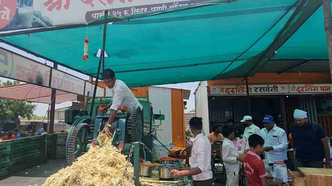 Agricultural News : शेतात ऊस, भावांनी केला जुगाड, महिन्याला लाखो रुपये कमावतात