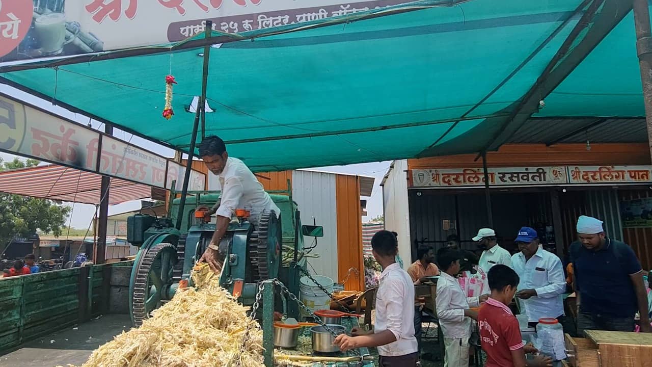 Agricultural News : शेतात ऊस, भावांनी केला जुगाड, महिन्याला लाखो रुपये कमावतात