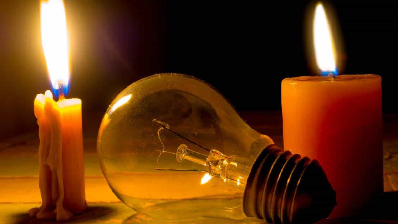 मनमाडमध्ये अघोषित लोड शेडींग गृहणींना असाही फटका; मेणबत्ती लावून स्वयंपाक करण्याची वेळ