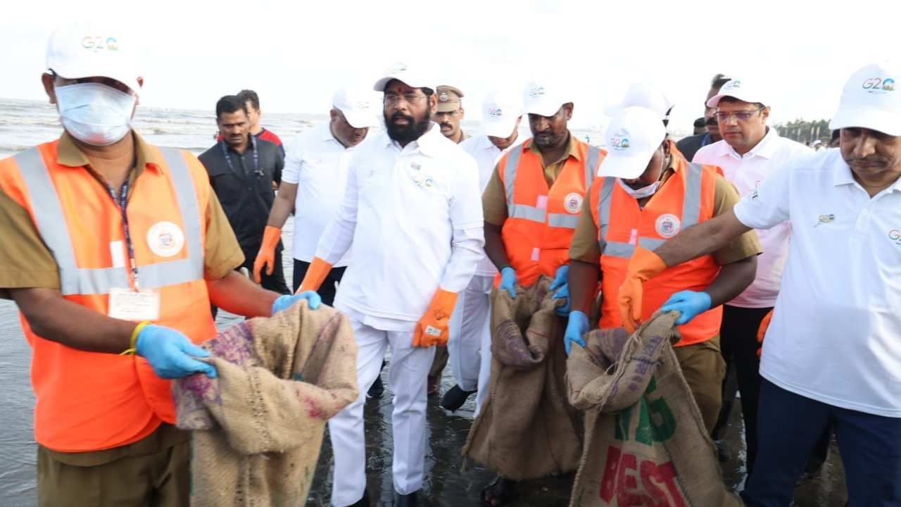 जुहू बिचची नियमितपणे स्वच्छता करणाऱ्या स्वच्छता कर्मचाऱ्यांशी संवाद साधून त्यांच्या कामाचं कौतुक केलं. तसंच उपस्थित नागरिकांकडून हा बिच स्वच्छ आणि सुंदर असतो किंवा नाही तेही जाणून घेतलं, असं एकनाथ शिंदे म्हणालेत. 