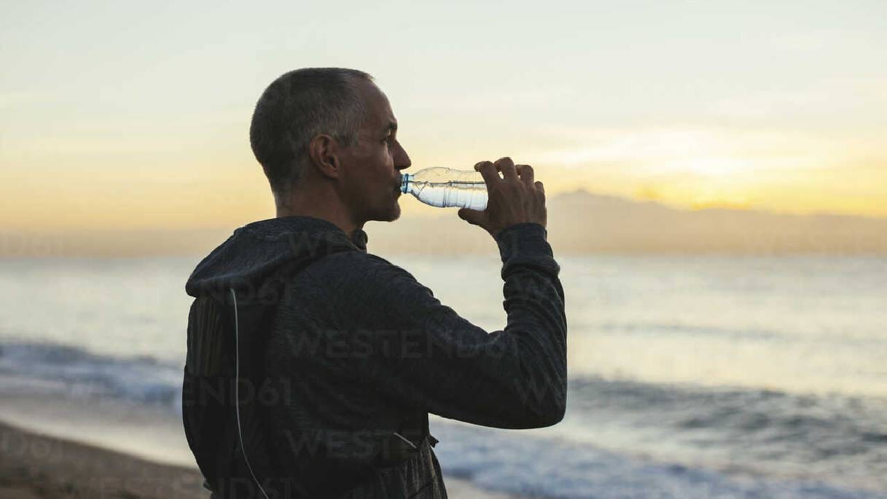 उभे राहून पाणी पिण्याचे तोटे उभे राहून पाणी पिण्याचे तोटे