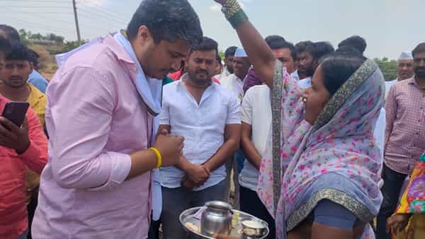 भोगलवाडीमध्ये (ता. जामखेड) पाझर तलाव खोलीकरण या जलसंधारणाच्या करण्यात येणाऱ्या कामाची पाहणी केली आणि ग्रामस्थांशी चर्चा केली.