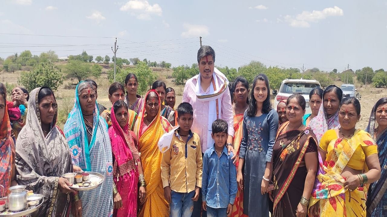 
तिथं उपस्थित असलेल्या ग्रामस्थांनी रोहित पवार यांच्यासोबत फोटो काढले