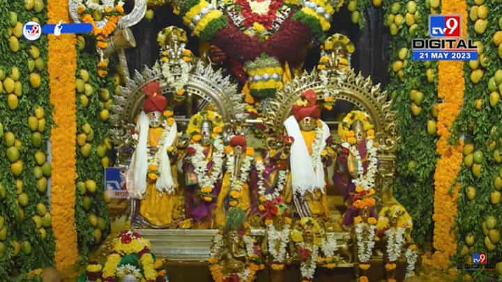 येळकोट-येळकोट जय मल्हार! जेजुरीच्या खंडेरायाच्या गाभाऱ्यात आंब्यासह सुगंधी फुलांचा दरवळ येळकोट-येळकोट जय मल्हार! जेजुरीच्या खंडेरायाच्या गाभाऱ्यात आंब्यासह सुगंधी फुलांचा दरवळ