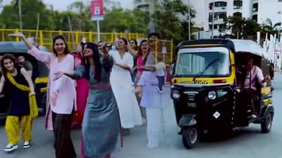 Video | चक्क या अभिनेत्रीने मुंबईच्या रस्त्यावर चाहत्यांसोबत केला जबरदस्त डान्स, व्हिडीओ पाहून लोक म्हणाले...