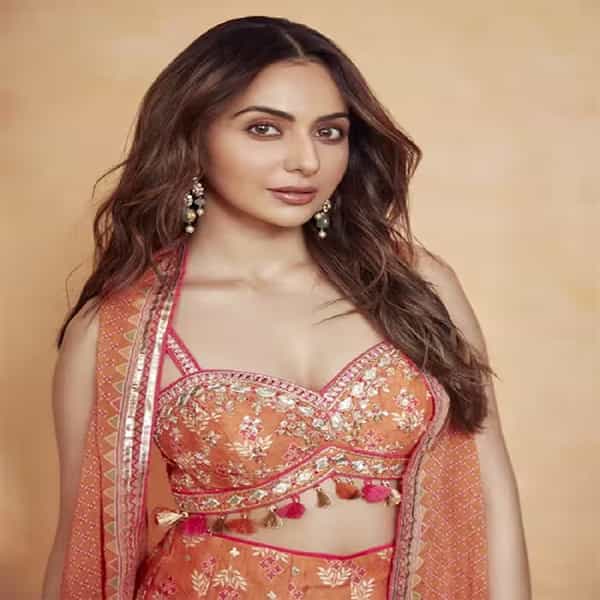 कायम वेस्टर्न ड्रेसमध्ये दिसणाऱ्या अभिनेत्री रकूल प्रीत सिंग (Rakul Preet Singh) हिने आता पारंपरिक ड्रेसमध्ये काही फोटो शेअर केले आहेत.