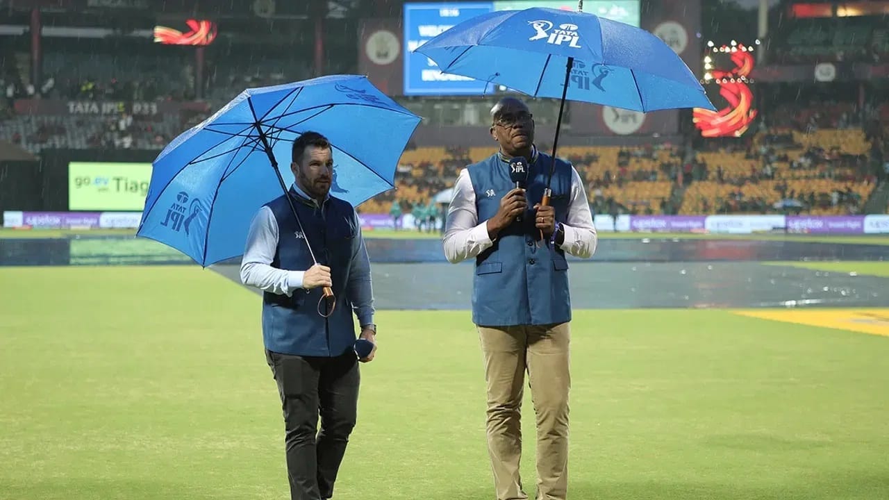 बंगळुरूमध्ये सामना संध्याकाळी 7.30 वाजता सुरू होणार होता. पण पासाच्या व्यत्ययामुळे 8.30 वाजता हा सामना सुरु झाला आहे. आता सामना 20 षटकांचा होणार आहे. पण सामन्यात पावसाने हजेरी लावली. तर षटकं कमी जाईल.