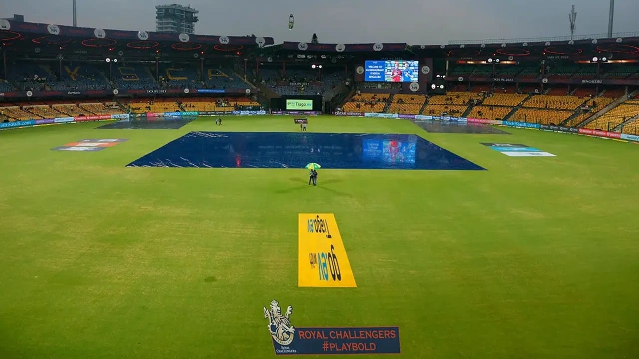 प्रत्येक आठ मिनिटांसाठी एक षटक कमी केलं जाईल. त्यात वेळेचं गणित महत्त्वाचं ठरणार आहे. त्यामुळे षटकं कमी करून सामना पूर्ण केला जाऊ शकतो. सामना सुरू झाल्यानंतर पाऊस पडल्यास डकवर्थ लुईस नियमानुसार षटक कमी करून लक्ष्य दिले जाईल.