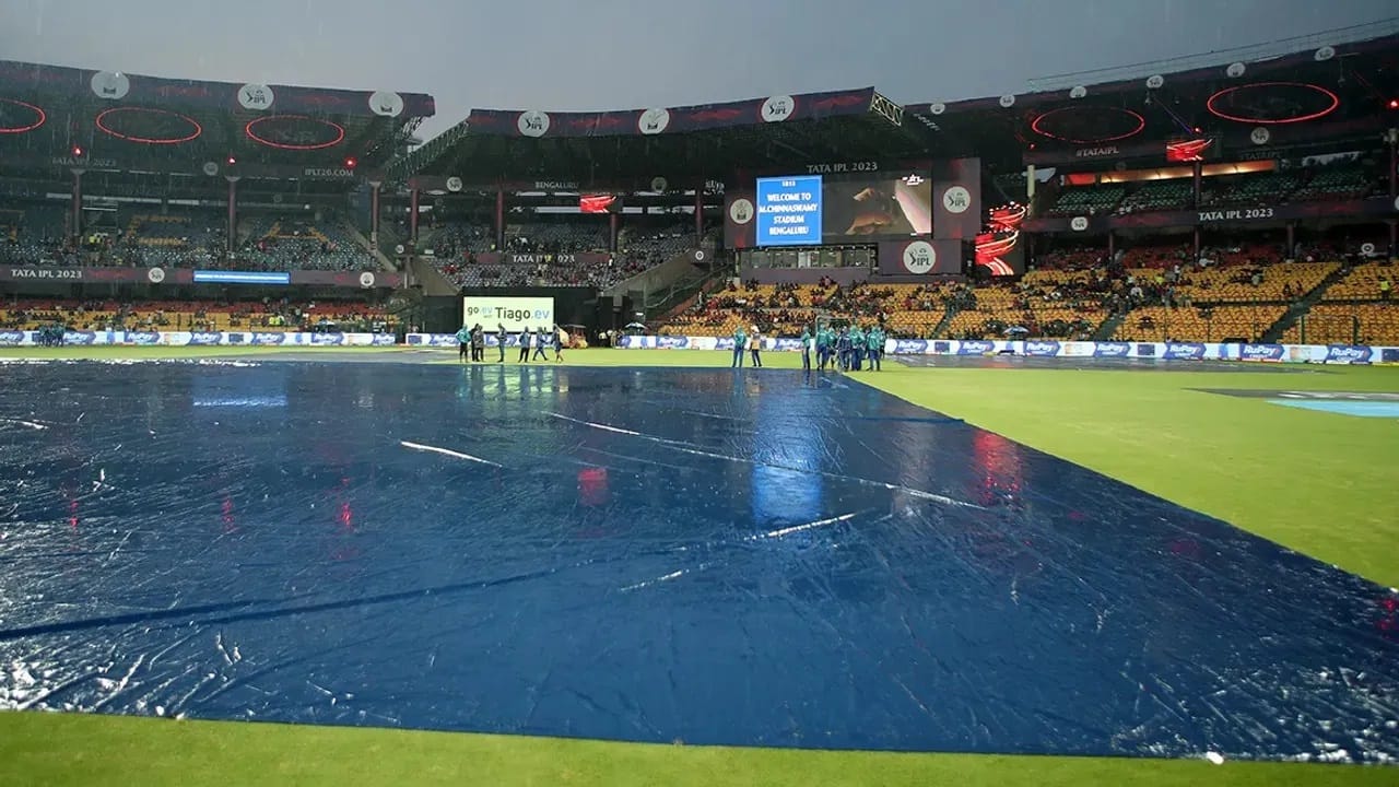 सामन्याचा निकाल ठरवण्यासाठी किमान पाच षटकं खेळणं गरजेचं आहे. पहिल्या डावात बंगळुरुने 10 षटके खेळल्यास, दुसऱ्या डावात गुजरातने 5 षटके पूर्ण केली पाहिजेत. तरच डकवर्थ लुईस नियम लागू होईल. त्यामुळे संघाचा विजय निश्चित करण्यासाठी किमान 5 षटकांचा सामना खेळणं गरजेचं आहे.