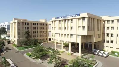 वऱ्हाडाच्या गाडीचा अपघात झाल्याची बातमी वाऱ्यासारखी पसरली, रुग्णालयातील गर्दी पाहूण डॉक्टर म्हणाले...