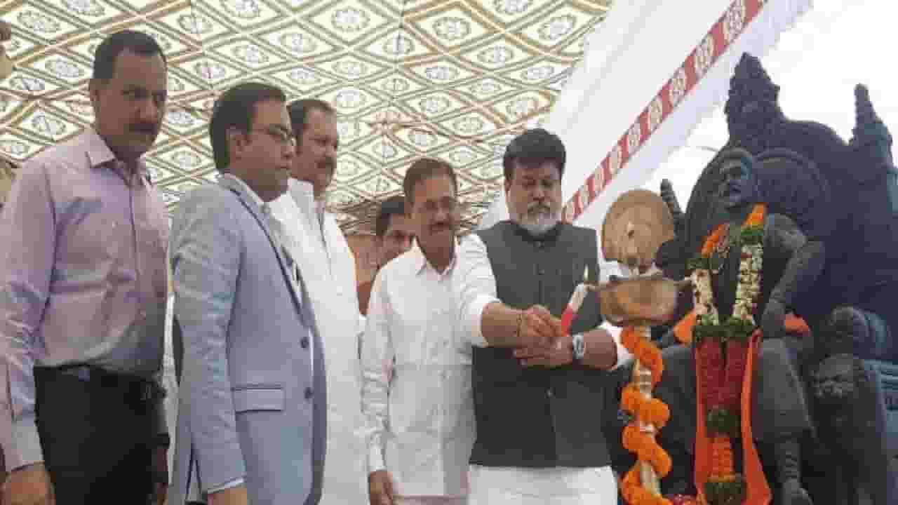 साताऱ्यात रोजगार मेळाव्यातच घेतला उदय सामंत यांनी ठाकरे गटाचा समाचार; तरूणांना काय केलं आवाहन?