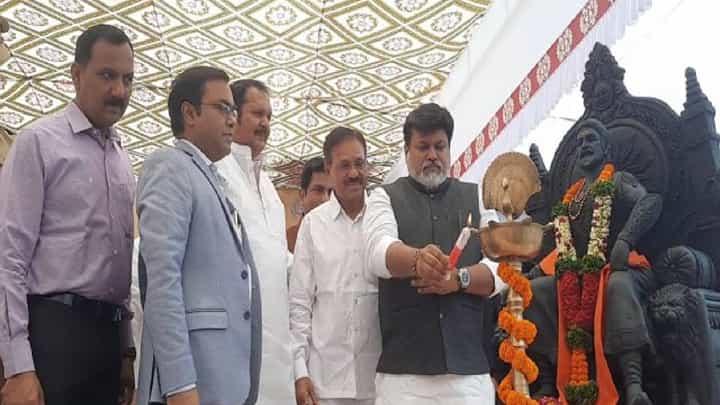 साताऱ्यात रोजगार मेळाव्यातच घेतला उदय सामंत यांनी ठाकरे गटाचा समाचार; तरूणांना काय केलं आवाहन? साताऱ्यात रोजगार मेळाव्यातच घेतला उदय सामंत यांनी ठाकरे गटाचा समाचार; तरूणांना काय केलं आवाहन?