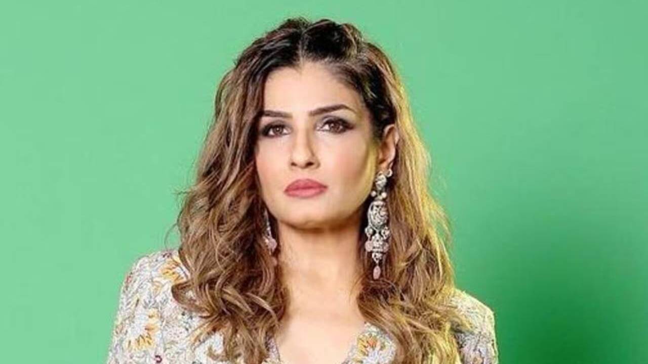 Raveena Tandon | सहा लेयर्सची पोलीस सुरक्षा, 10 हजारांची गर्दी; जेव्हा रवीनाला मिळाली इंदिरा गांधींसारखी वागणूक