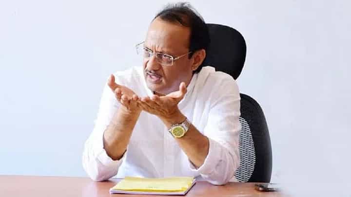 ...तर मला पकडा अन् टायरमध्ये घाला; अजित पवार का आणि कुणावर संतापले? ...तर मला पकडा अन् टायरमध्ये घाला; अजित पवार का आणि कुणावर संतापले?