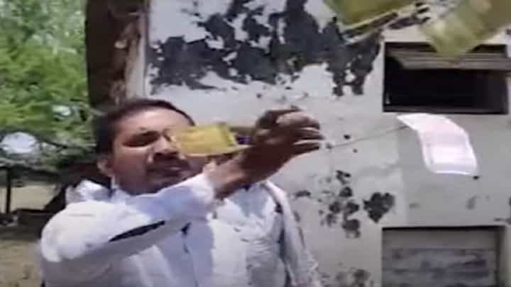 स्वाभिमानी कार्यकर्त्यानं उधळले रस्त्यावर पैसे! आक्रमक होण्याचं कारण काय? स्वाभिमानी कार्यकर्त्यानं उधळले रस्त्यावर पैसे! आक्रमक होण्याचं कारण काय?
