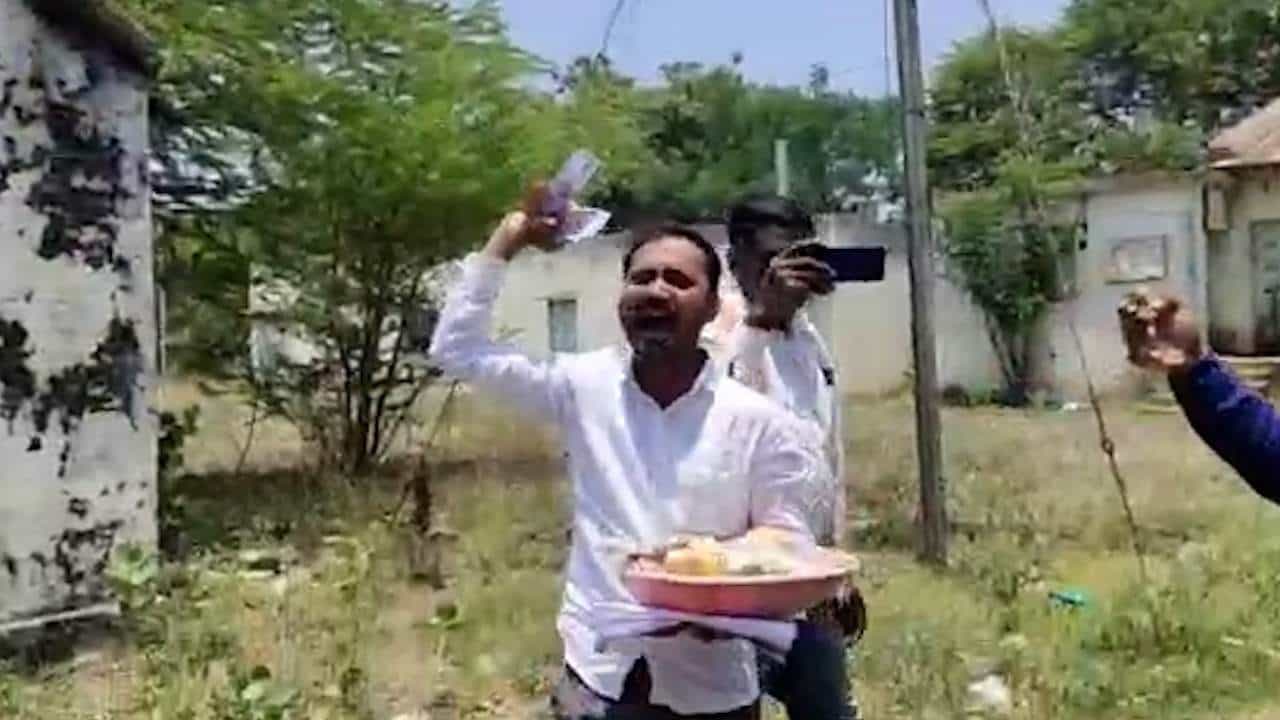 तरुणाने उधळले हिंगोलीच्या कृषी अधीक्षक कार्यालयासमोर पैसे? कारण ऐकूण व्हालं हैराण