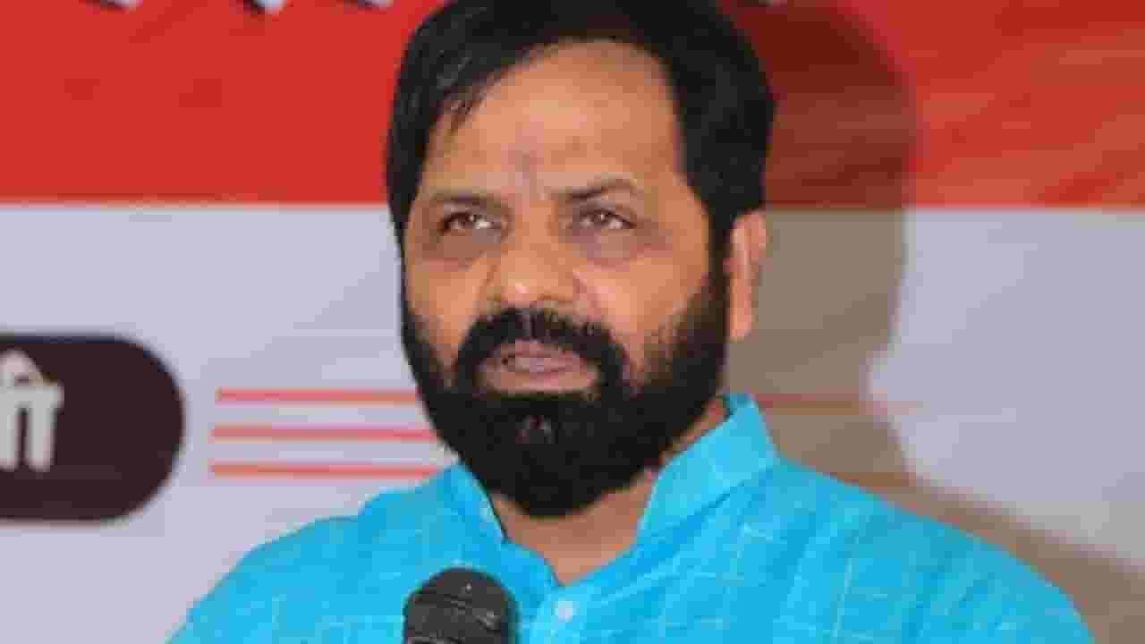 'लिहून घ्या सोमवार आहे. शंकराचा वार आहे', शिवसेना नेत्यानं असं म्हणत कोणावर केला पलटवार? 'लिहून घ्या सोमवार आहे. शंकराचा वार आहे', शिवसेना नेत्यानं असं म्हणत कोणावर केला पलटवार?