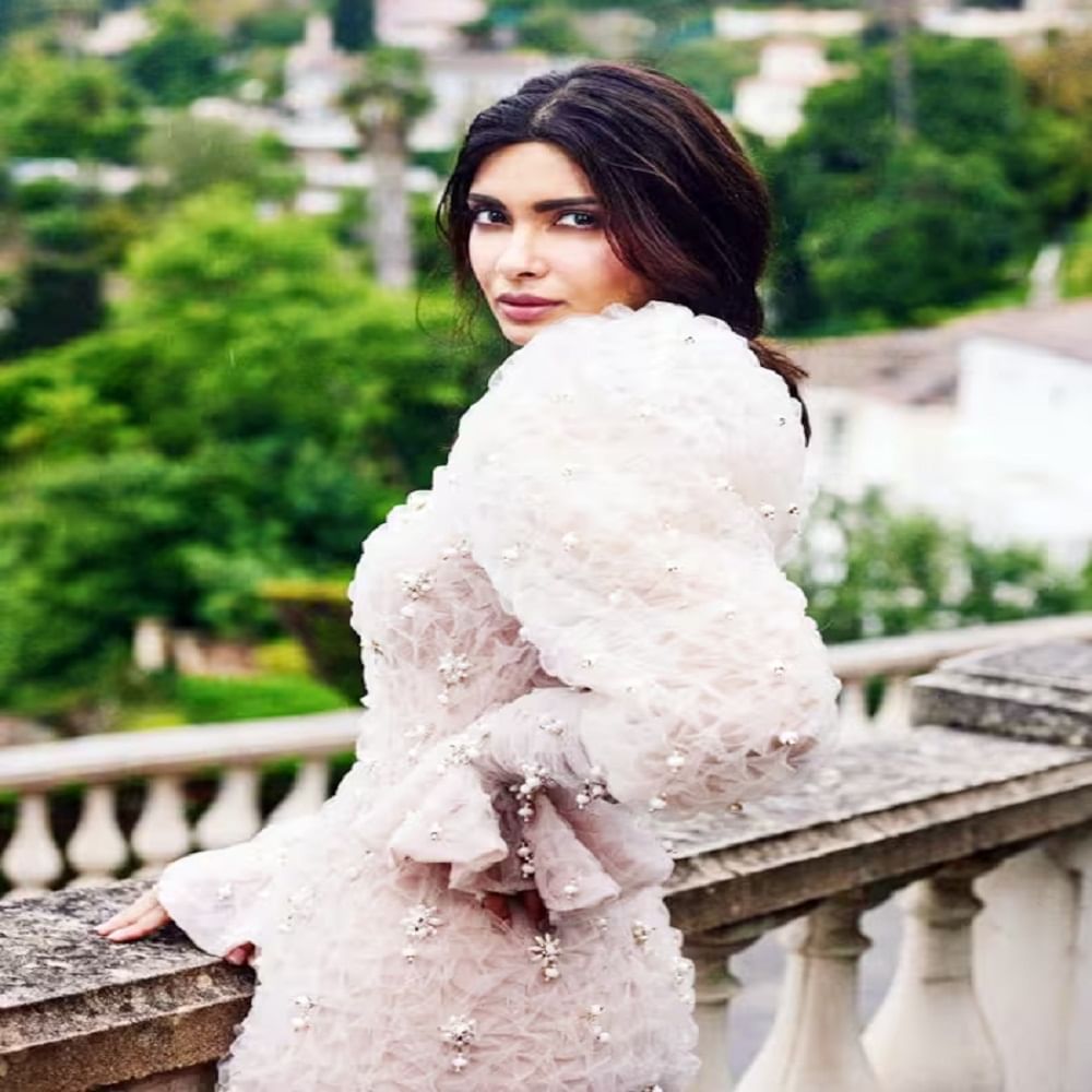 Cannes 2023 मध्ये अभिनेत्री डायना पेन्टी (Diana Penty) हिच्या बोल्ड लूकने अनेकांचं लक्ष वेधलं.. फोटोंमध्ये अभिनेत्री प्रचंड बोल्ड आणि हॉट दिसत आहे. 